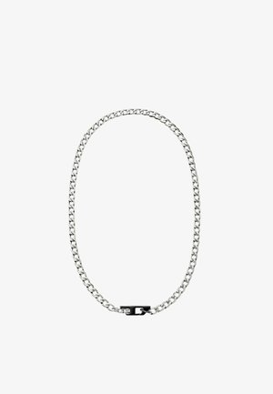 Sølv kæde med sammenflettede ovale led og en sort metalspænde mod en hvid baggrund.