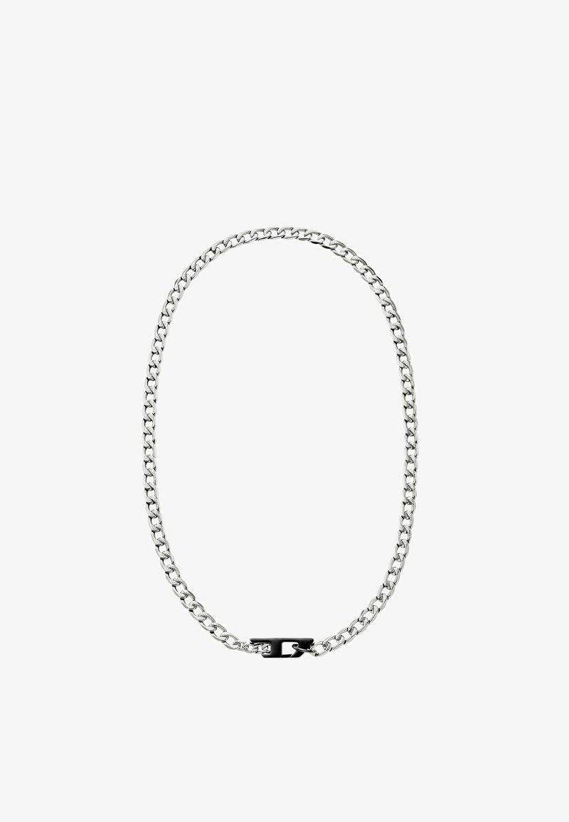 Collier en chaîne argentée avec des maillons ovales entrelacés et un fermoir en métal noir sur fond blanc.