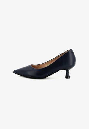 Décolleté da donna in pelle blu navy con punta affilata e tacco basso a gattino curvo, su sfondo bianco.