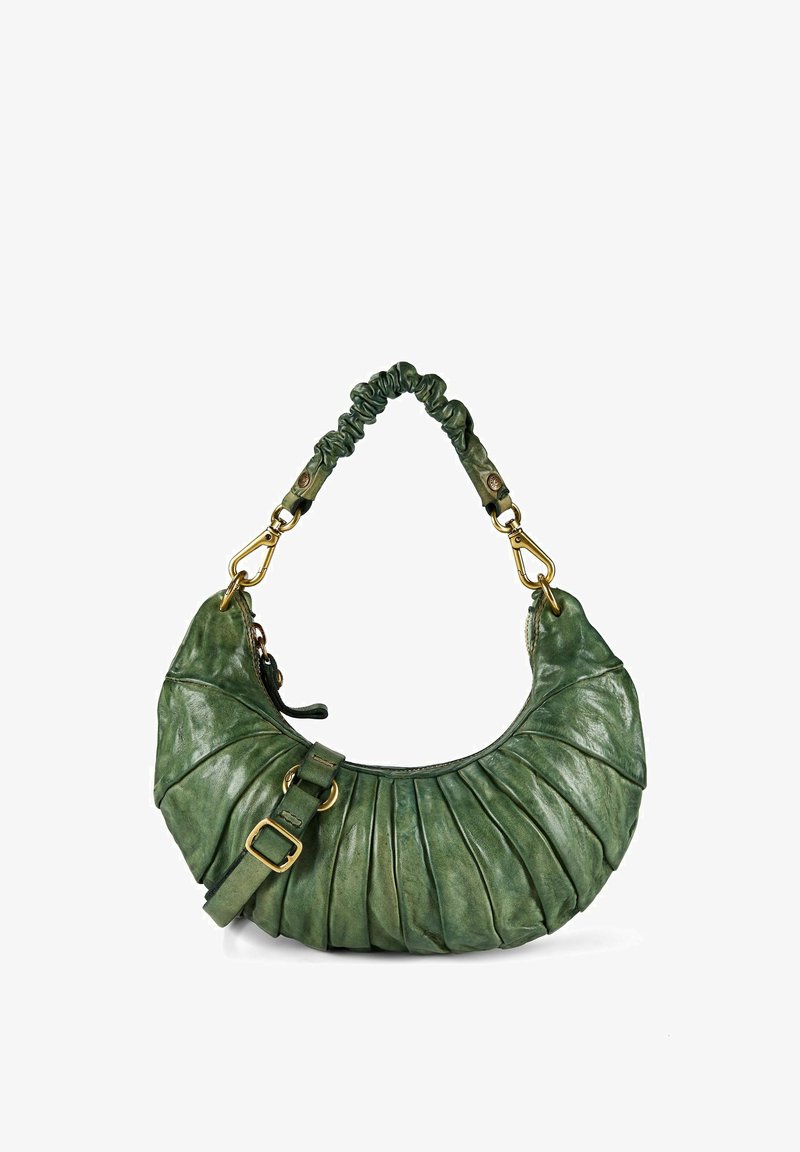 Sac à main en cuir vert avec un design froncé, une bandoulière réglable à boucle, et une poignée froncée avec des fermoirs métalliques sur fond blanc.