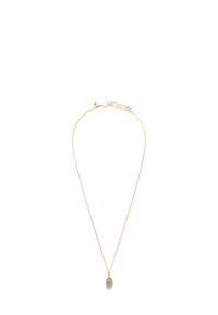 Collar en tono dorado que presenta una delicada cadena y un colgante ovalado con una piedra gris. Longitud ajustable con cierre de langosta.