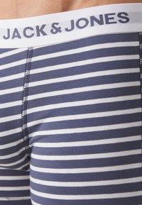 Boxer in tessuto blu navy con righe orizzontali bianche, dotati di una cintura elastica bianca con la stampa "JACK & JONES". Realizzati in morbido cotone.