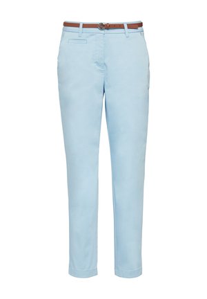Helleblaue Chinos aus Baumwollmischung, mit einem braunen Gürtel, schlanker Passform, Fronttaschen und glatter Textur mit sauberem Finish.