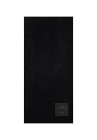 Borsa in tessuto nero con texture liscia, forma rettangolare e etichetta a logo embossed nell'angolo inferiore. Design minimalista e colore uniforme.