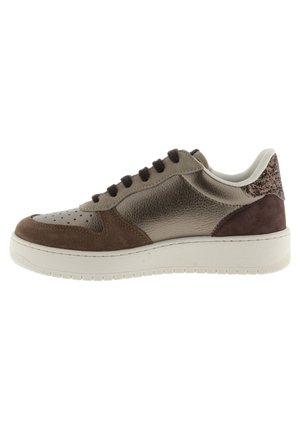 Sneaker a taglio basso in pelle marrone e metallizzata con dettagli in suede, lacci neri e suola spessa in gomma bianca.