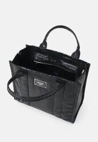 Musta käsilaukku, jossa on teksturoitu käärmeenahkaa muistuttava pinta, kaksinkertaiset kahvat ja sisäinen vetoketjutasku. Edessä on brändätty metallilaatta.