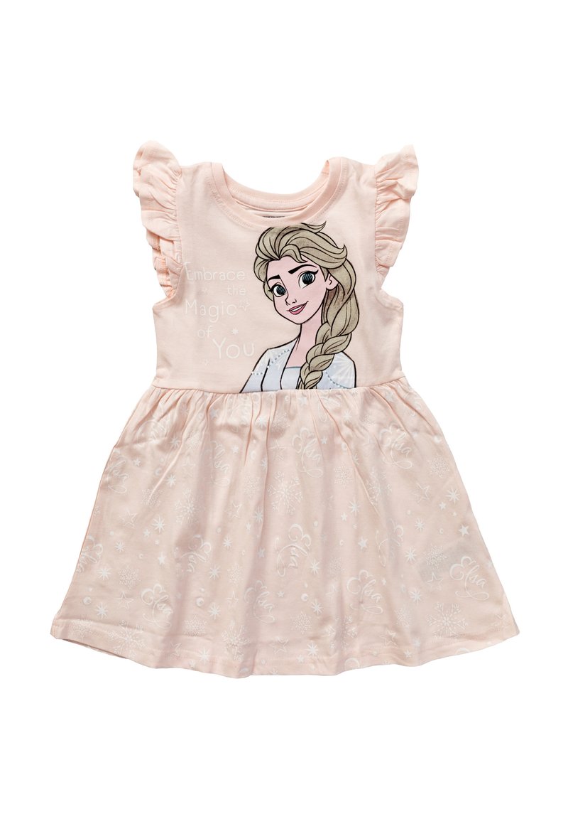 Jasnoróżowa sukienka z falbaniastymi rękawami, z nadrukowanym wzorem postaci i napisem "Przyjmij magię siebie", podkreślona błyskotkami.