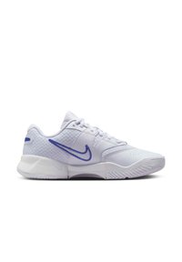 Bijela atletska cipela s teksturiranom gornjom površinom, koja sadrži plavi Nikeov logotip, sistem vezivanja na vezice i gumeni potplat sa cik-cak uzorkom.