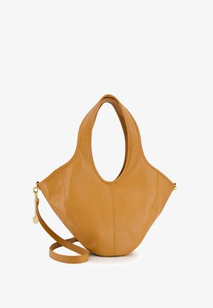 Læderhandtaske i en gulbrun nuance. Har en unik, rund form med et udskåret håndtag og en justerbar skulderrem.
