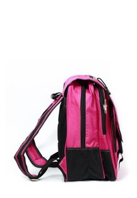 Sac à dos en tissu rose avec des accents noirs, comportant plusieurs compartiments zippés et des bretelles rembourrées. Matériau texturé pour une meilleure prise.