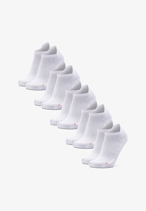 Seis pares de calcetines deportivos blancos de corte bajo dispuestos en dos filas diagonales sobre un fondo blanco, cada uno con un pequeño logo rojo cerca de la punta.