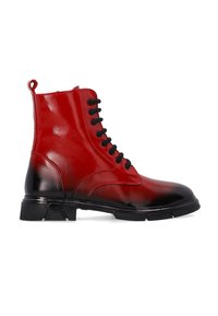 Rode en zwarte leren enkelboots met een glanzende afwerking, vetersluiting, versterkte neus en een getextureerde rubberen zool. Lussen aan de hiel voor gemak.