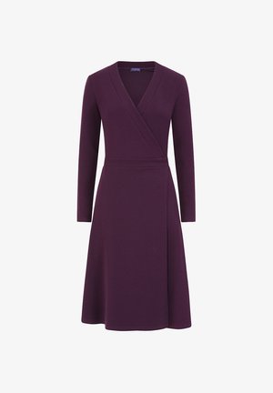 Langsleeve, knielange wikkeljurk in diep paars met V-hals en getailleerde taille op een Witte achtergrond.