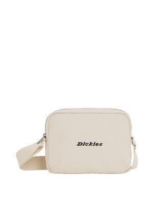 Beżowa prostokątna torba na ramię wykonana z miękkiego materiału, wyposażona w zamek błyskawiczny, regulowany pasek oraz czarne logo "Dickies" na przodzie.