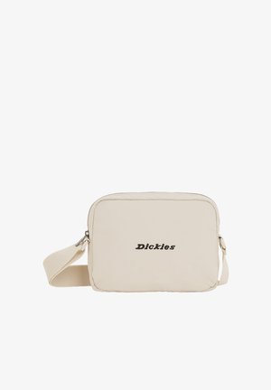 Beżowa prostokątna torba na ramię wykonana z miękkiego materiału, wyposażona w zamek błyskawiczny, regulowany pasek oraz czarne logo "Dickies" na przodzie.
