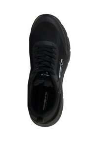 Chaussure de sport noire avec une surface texturée, un bout rond, un design à lacets et une semelle épaisse. Présente un logo sur le côté et sur la languette.