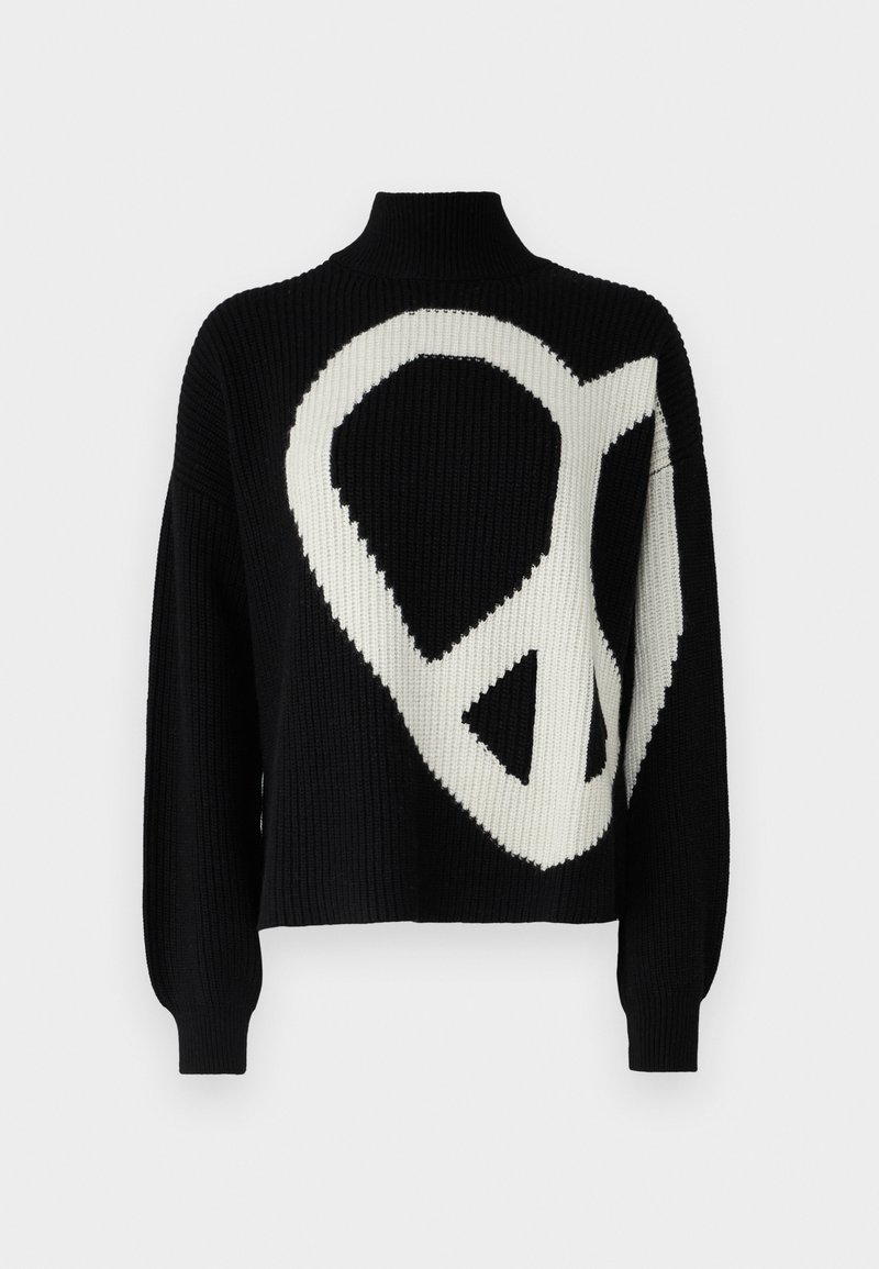 Schwarzer gestrickter Pullover mit einem großen weißen Friedenssymbol auf der Vorderseite, einem Stehkragen und strukturiertem Material. Lange Ärmel mit eng anliegenden Bündchen.