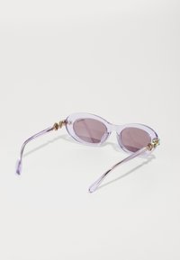 Ochelari de soare violete cu lentile ovale, rame transparente și brațe ornate cu accesorii aurii și accente colorate.