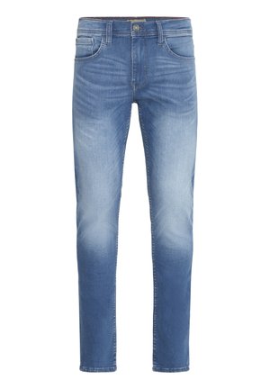 Niebieskie wyblakłe slim fit jeansy z przednim guzikiem i zamkiem, pięć kieszeni i szlufki na pasek, pokazane na białym tle.