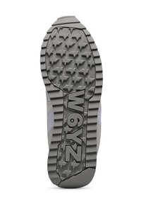 Suola di sneaker grigia caratterizzata da un motivo testurizzato con design a stella, rilievi e un logo prominente che recita "WYZ" vicino al tallone.