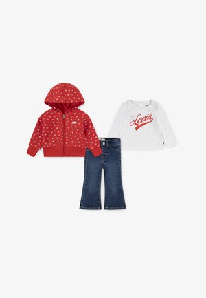 Rdeč zip-up hoodie s cvetličnim vzorcem, bel dolg rokav s »Levi's« logotipom in temno-modri flared jeans hlače.