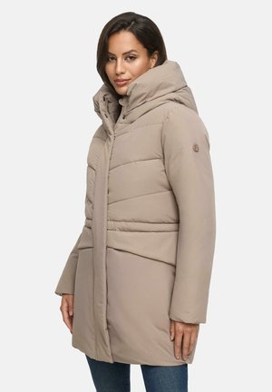 Beige gewatteerde jas met een hoge kraag, ritssluiting aan de voorkant en drukknoopsluiting. Bevat naadloze delen en zijzakken voor extra functionaliteit.