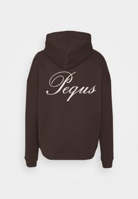 Barna kapucnis pulóver, zsinórral ellátott kapucnival, a hátsó részén egy nagy, fehér írásos "P equus" logóval. Puha anyag, bordázott mandzsettákkal.