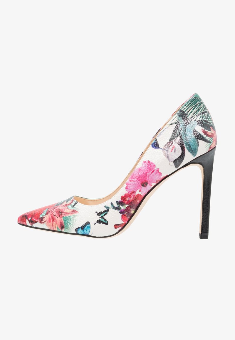Escarpin blanc à talon haut avec bout pointu, orné d'un motif coloré de fleurs et de papillons, et doté d'un talon aiguille noir.