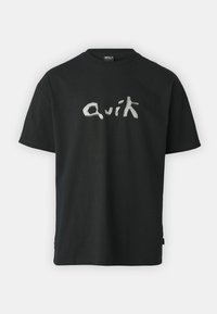 Svart bomulls t-shirt med en ljusgrå textdesign som står "quik" på framsidan. Standard crew-neck och korta ärmar.