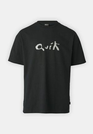 Camiseta de algodón negra con un diseño de texto en gris claro que dice "quik" en el frente. Cuello redondo estándar y mangas cortas.