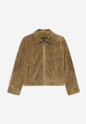 Giacca in camoscio marrone con colletto, chiusura frontale a zip e dettagli decorativi in perline argentate sul corpo. Presenta due tasche laterali.