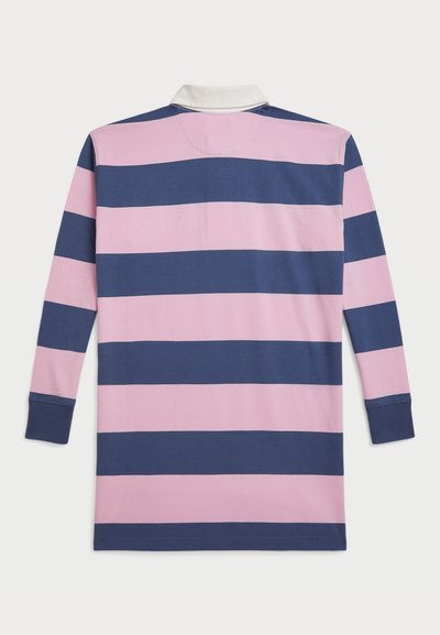 Polo de manga larga con franjas horizontales alternas en azul marino y rosa, cuello blanco y puños acanalados. Material suave de mezcla de algodón.