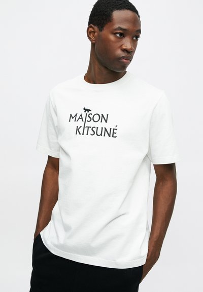 Biela krátka rukávová tričko s okrúhlym výstrihom, na ktorom je čierny potlačený text "MAISON KITSUNÉ" a malý čierny dizajn líške nad textom.