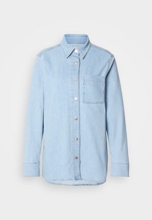 Lichtblauwe denim shirt met een knoopsluiting aan de voorkant, puntige kraag, één borstzak en lange mouwen met knoopmanchetten.
