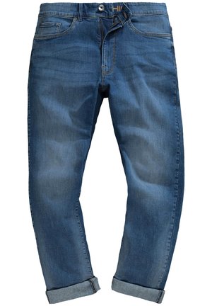 Blauwe denim jeans met een ontspannen pasvorm, met opgestikte manchetten, vijf zakken en gele stiksels als accent. Gladde textuur met een lichte vervaging.