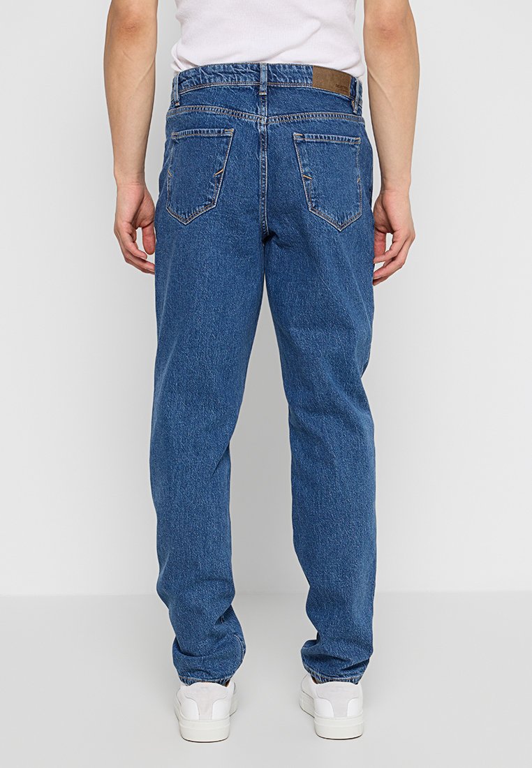 Blauwe denim jeans met een relaxte pasvorm, voorzien van een rechte pijp, twee achterzakken en een leren label in bruin op de tailleband.