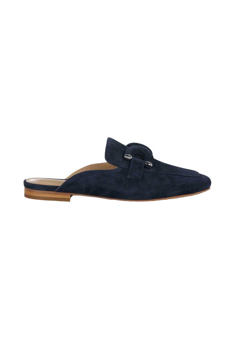 Zapatos de ante azul marino tipo slip-on con puntera redondeada, correa decorativa y herrajes, y un bajo tacón de madera. Textura suave en toda su superficie.