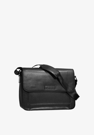 Bolsa de mensajero de cuero negro con cierre de solapa, correa de hombro ajustable y una textura suave. Presenta un parche con el logo en la parte frontal.