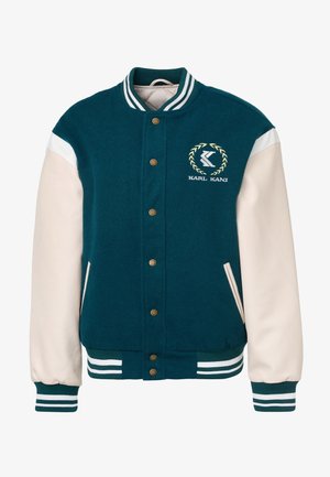 Veste universitaire bleu sarcelle foncé avec manches crème, col et poignets rayés, boutons-pression et un logo circulaire Karl Kani sur la poitrine.