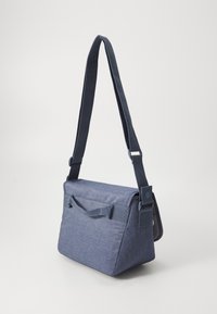 Borsa a tracolla blu in tessuto con tracolla regolabile, forma rettangolare, tasca esterna e pattina pieghevole, caratterizzata da un materiale testurizzato.