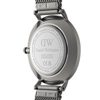 Fondo de acero inoxidable de reloj con el nombre de la marca grabado "Daniel Wellington", información del modelo, número de serie y detalles de resistencia al agua.