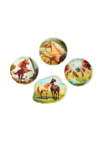 Set van vier keramische borden met kleurrijke paardenillustraties. Gevarieerde vormen met glanzende afwerkingen, die paarden in actie en pittoreske omgevingen weergeven.