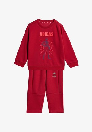 Punainen huppari, jossa on "ADIDAS"-logo ja Spider-Man -graafinen kuva, yhdistettynä vastaaviin punaisiin housuihin, joissa on "MARVEL"-tagi. Kangas näyttää pehmeältä.