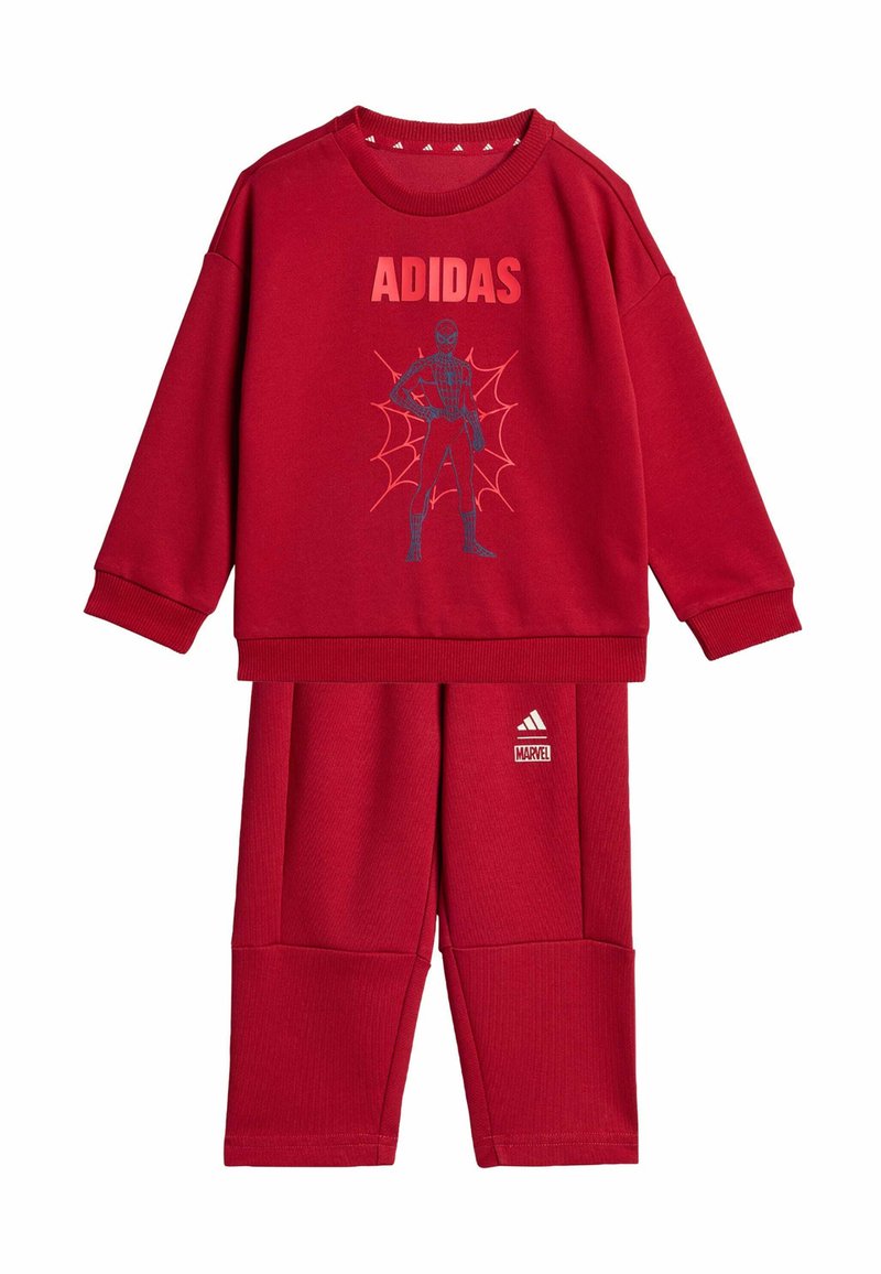 Röd sweatshirt med "ADIDAS"-logotyp och Spider-Man grafik, ihop med matchande röda byxor med en "MARVEL"-etikett. Tyget ser mjukt ut.