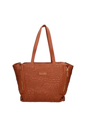 Bruine leren totebag met ingebouwde bloemenpatronen, dubbele schouderriemen, gouden ritssluitingen aan de zijkanten en een centraal merklogo op een plaatje.