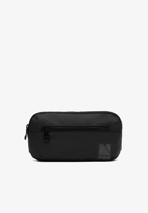 Bustina rettangolare nera con tasca frontale con cerniera e logo nell'angolo in basso a destra, realizzata in tessuto strutturato.