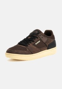 Sneaker in suede e mesh marrone con lacci neri, suola in gomma e un evidente dettaglio del logo nero. Presenta un colletto imbottito per il comfort.