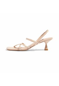 Sandalias de tacón con tiras en color beige, con punta cuadrada, tiras delgadas y un tacón angulado único. Acabado de cuero suave con un diseño minimalista.