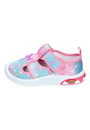 Różowo-niebieska sandałka dla maluchów z dekoracją motyla, paskiem na rzep oraz wzorem tęczy na białej pięcie podeszwy.