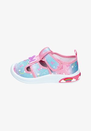 Różowo-niebieska sandałka dla maluchów z dekoracją motyla, paskiem na rzep oraz wzorem tęczy na białej pięcie podeszwy.